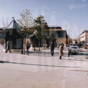 Varias  personas en la Plaza de la Constitución de Aranjuez en el lateral de la Calle Gobernador