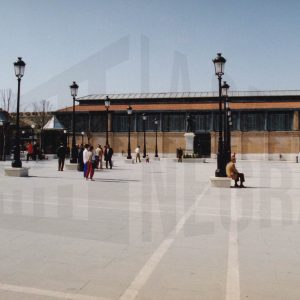 Plaza de la Constitución de Aranjuez con el Mercado de Abastos al fondo