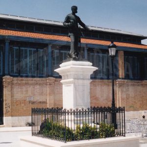 Estatua de Alfonso XII y Mercado de Abastos en la Plaza de la Constitución de Aranjuez