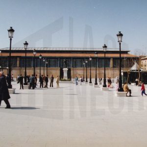Varias  personas en la Plaza de la Constitución de Aranjuez con el Mercado de Abastos al fondo