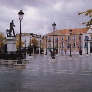 Vista de la Plaza de la Constitución de Aranjuez con la fachada del Ayuntamiento y la estatua de Alfonso XII