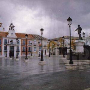 Plaza de la Constitución de Aranjuez, Ayuntamiento y estatua de Alfonso XII