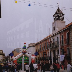 Un hinchable y numerosas personas en la Plaza de la Constitución de Aranjuez
