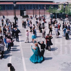 Numerosas personas bailando en la Plaza de la Constitución de Aranjuez