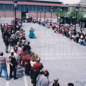 El público  observa a una pareja que baila en la Plaza de la Constitución de Aranjuez