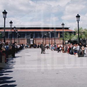 El público  observa a una pareja que baila en la Plaza de la Constitución de Aranjuez