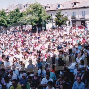 Numerosas personas llenan la Plaza de la Constitución de Aranjuez en protesta por el secuestro de Miguel Ángel Blanco