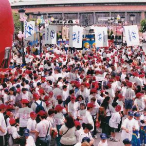 Numerosas personas en la Plaza de la Constitución de Aranjuez durante un acto festivo