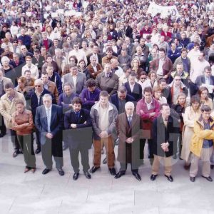 Numerosas personas concentradas en la Plaza de la Constitución de Aranjuez como protesta del atentado en los trenes de Atocha