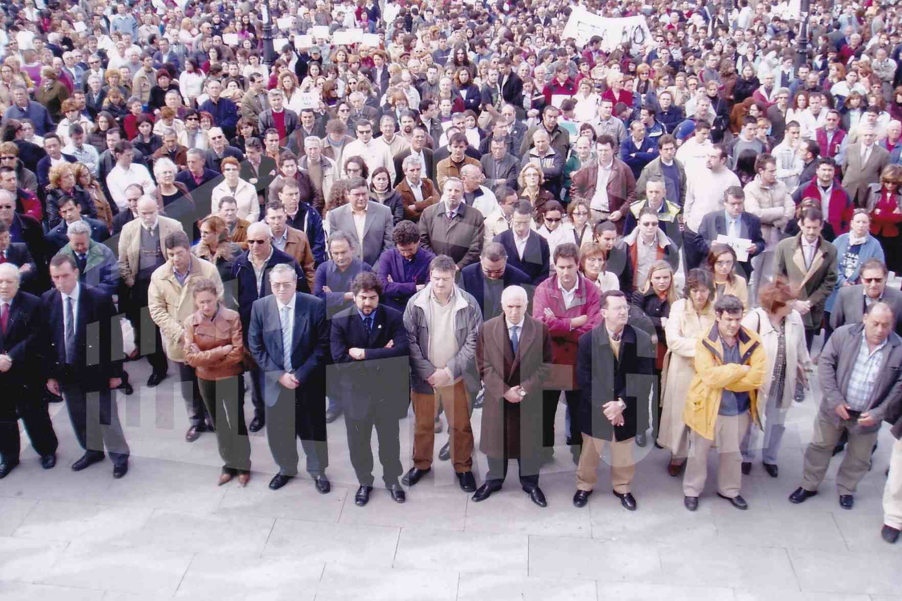 Numerosas personas concentradas en la Plaza de la Constitución de Aranjuez como protesta del atentado en los trenes de Atocha