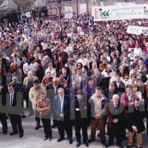 Numerosas personas concentradas en la Plaza de la Constitución de Aranjuez como protesta del atentado en los trenes de Atocha