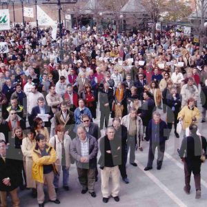 Numerosas personas concentradas en la Plaza de la Constitución de Aranjuez como protesta del atentado en los trenes de Atocha
