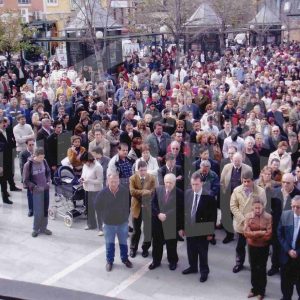 Numerosas personas concentradas en la Plaza de la Constitución de Aranjuez como protesta del atentado en los trenes de Atocha