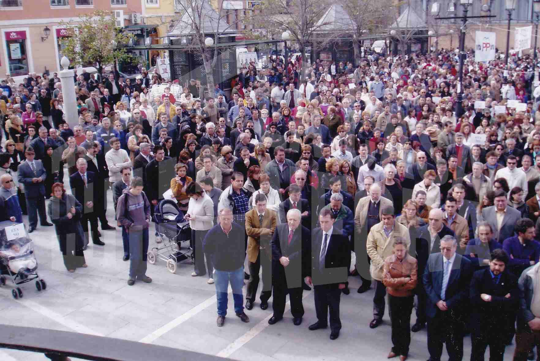 Numerosas personas concentradas en la Plaza de la Constitución de Aranjuez como protesta del atentado en los trenes de Atocha