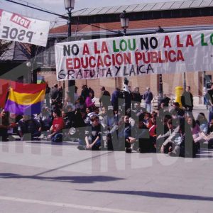 Concentración de protesta de estudiantes en la Plaza de la Constitución de Aranjuez