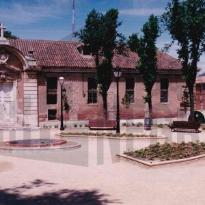 Plaza y fachada del Hospital de San Carlos de Aranjuez en la Calle Rey
