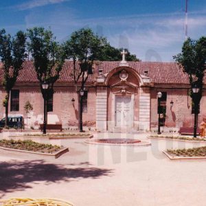 Plaza y fachada del Hospital de San Carlos de Aranjuez en la Calle Rey