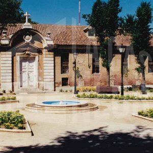 Plaza y fachada del Hospital de San Carlos de Aranjuez en la Calle Rey