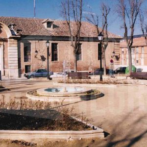 Plaza y fachada del Hospital de San Carlos de Aranjuez en la Calle Rey