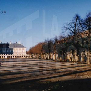 Vallas de obra en la Plaza de Parejas de Aranjuez con el Palacio Real al fondo