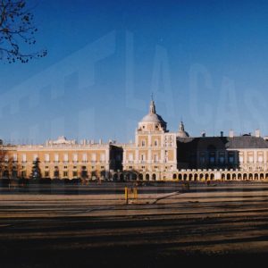 Vallas de obra en la Plaza de Parejas de Aranjuez con el Palacio Real al fondo