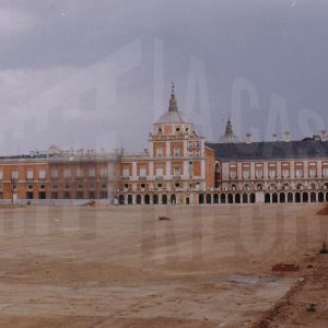 Obras en la Avenida de Palacio y la Plaza de Parejas en Aranjuez con el Palacio Real al fondo
