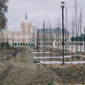 Obras en la Avenida de Palacio y la Plaza de Parejas en Aranjuez con el Palacio Real al fondo