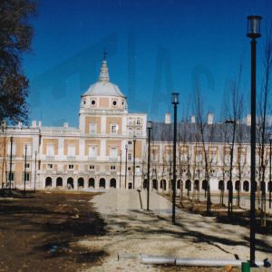 Obras en la Avenida de Palacio y la Plaza de Parejas en Aranjuez con el Palacio Real al fondo