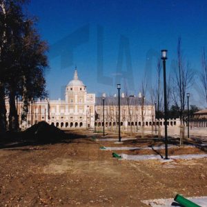 Obras en la Avenida de Palacio y la Plaza de Parejas en Aranjuez con el Palacio Real al fondo