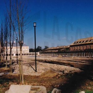 Obras en la Avenida de Palacio y la Plaza de Parejas en Aranjuez con el Palacio Real y las Casas de Oficios y Caballeros