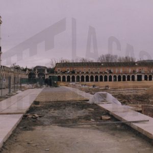 Obras en la Avenida de Palacio y la Plaza de Parejas en Aranjuez con el Palacio Real y las Casas de Oficios y Caballeros