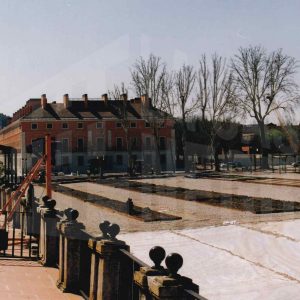 Obras en la Plaza de Parejas en Aranjuez con el Hotel NH Príncipe de la Paz (actualmente Palacio de Aranjuez)