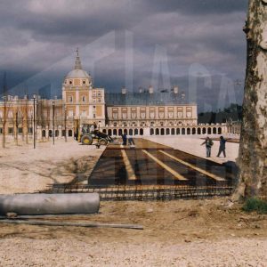 Obras de ajardinamiento en la Plaza de Parejas en Aranjuez con el Palacio Real al fondo