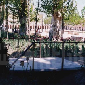 Zona ajardinada junto a la Casa de Fogones de la Plaza de Parejas de Aranjuez con el Palacio Real y las Casas de Oficios y Caballeros al fondo