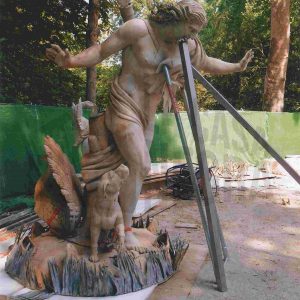 La estatua de Narciso, de la fuente del Jardín del Príncipe de Aranjuez, en el suelo durante unas obras