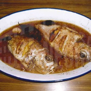 Dos pescados cocinados en una bandeja