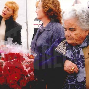 Varias mujeres en un puesto de venta de flores en el Rastro de Aranjuez