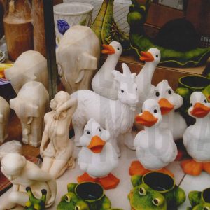 Figuras de animales y otros objetos de decoración en un puesto en el Rastro de Aranjuez