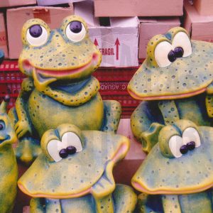 Figuras de ranas  en un puesto en el Rastro de Aranjuez