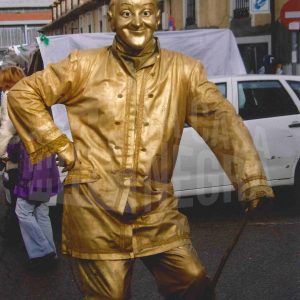 Una persona disfrazada con un traje y una máscara dorados en el Rastro de Aranjuez