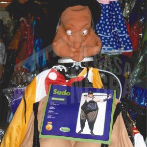 Un muñeco en un puesto de venta de disfraces  en el Rastro de Aranjuez