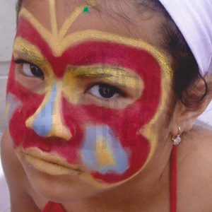 Una niña con la cara pintada durante la celebración del Día de la Cruz Roja en Aranjuez