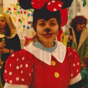 Una niña disfrazada de Minnie Mouse durante el Carnaval en Aranjuez