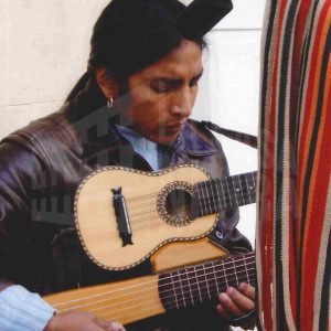 Un músico ambulante toca la guitarra en el Rastro en Aranjuez