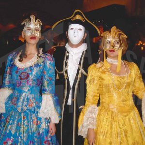 Dos mujeres y un hombre disfrazados y con márcaras durante la inauguración del Casino de Aranjuez