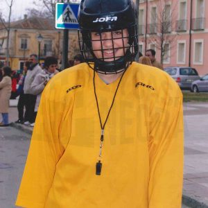 Una mujer disfrazada de jugadora de hockey sobre hielo durante el Carnaval de Aranjuez