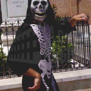 Un hombre disfrazado de esqueleto durante la celebración del Día sin tabaco en Aranjuez