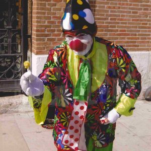 Un mimo durante una actuación en la Plaza de la Constitución en Aranjuez