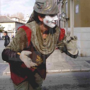 Un mimo durante una actuación en la Plaza de la Constitución en Aranjuez