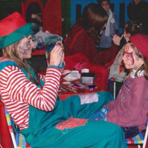 Niñas y jóvenes en un taller de pintacaras